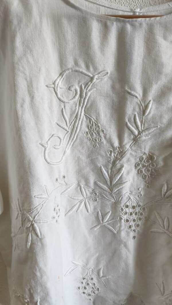 Top brodé en drap antique – Taille unique 38 à 44