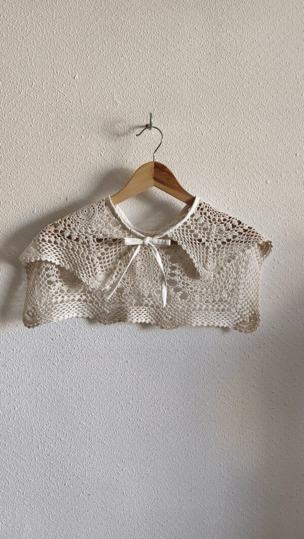 Grand col romantique en crochet ancien – Rose & Marie