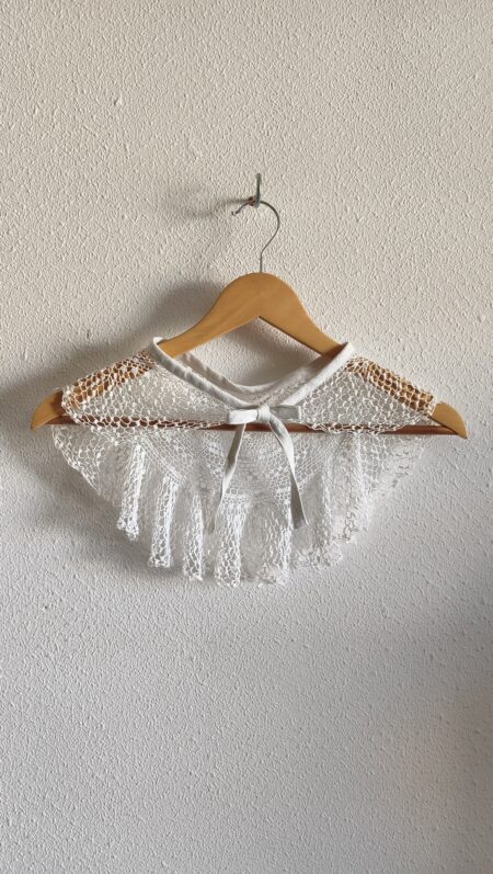 Grand col romantique en crochet ancien – Rose & Marie