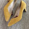 Escarpins moutarde en daim – Pointure 39