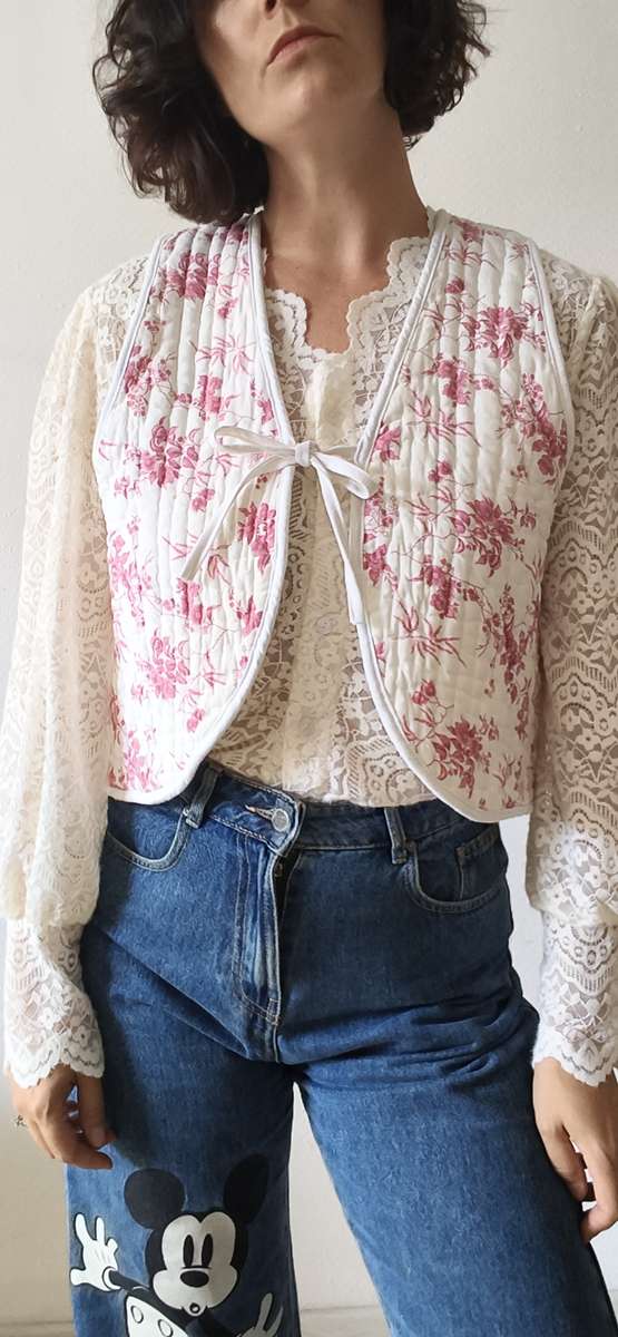 Gilet matelassé Toile de Jouy – Rose & Marie – Taille unique 38/42 – 69 €