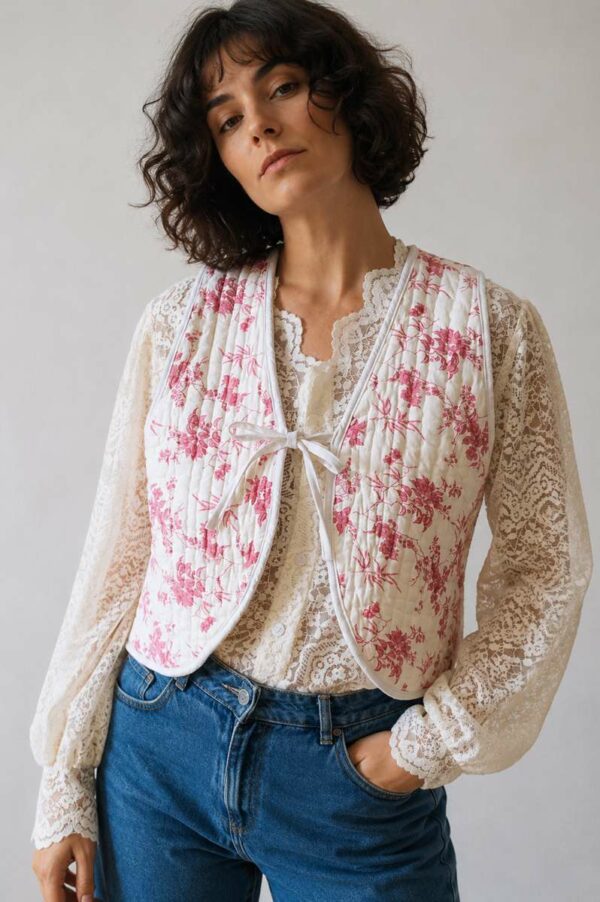 Gilet matelassé Toile de Jouy – Rose & Marie – Taille unique 38/42 – 69 €