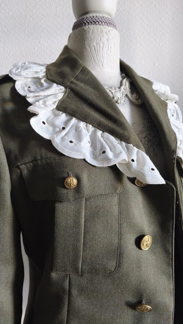 Kit upcycling blazer militaire + dentelle broderie anglaise – Tuto couture inclus