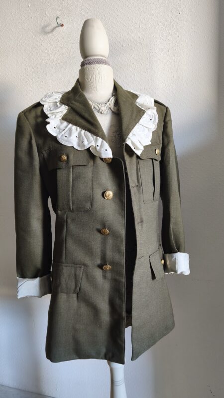 Kit upcycling blazer militaire + dentelle broderie anglaise – Tuto couture inclus