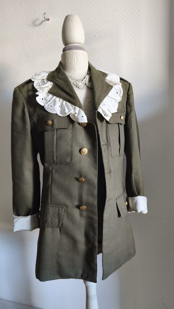 Kit upcycling blazer militaire + dentelle broderie anglaise – Tuto couture inclus