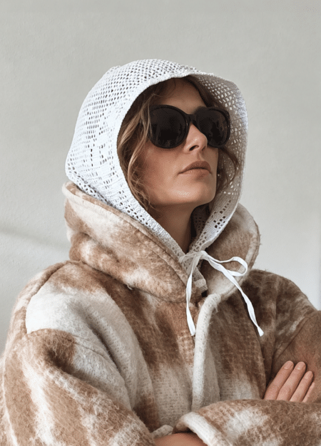 Cagoule femme en napperon crocheté