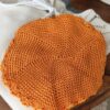 Béret orange façon crochet