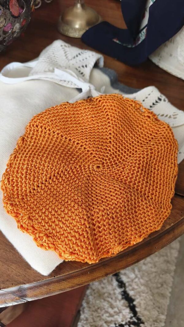 Béret orange façon crochet