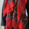Grand foulard rouge à motifs floraux – 136 cm
