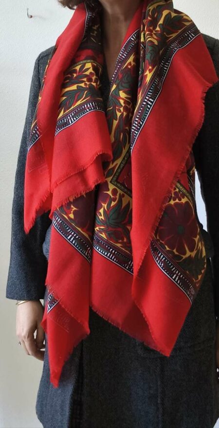 Grand foulard rouge à motifs floraux – 136 cm