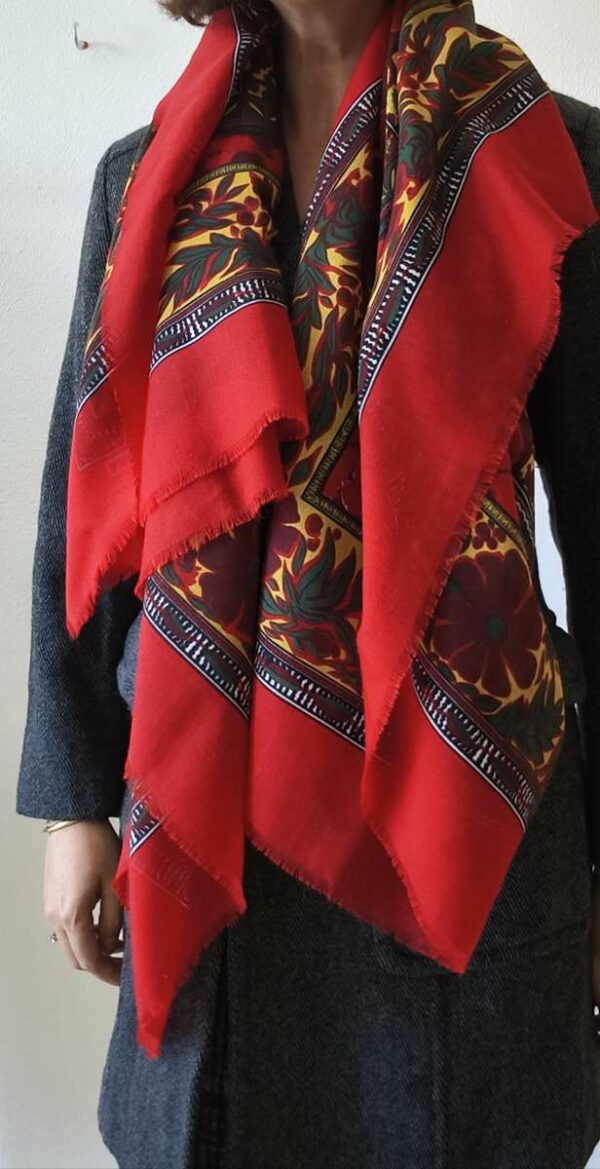 Grand foulard rouge à motifs floraux – 136 cm
