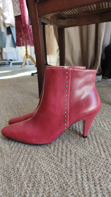 Bottines Zara en cuir rouge à talons – Neuves