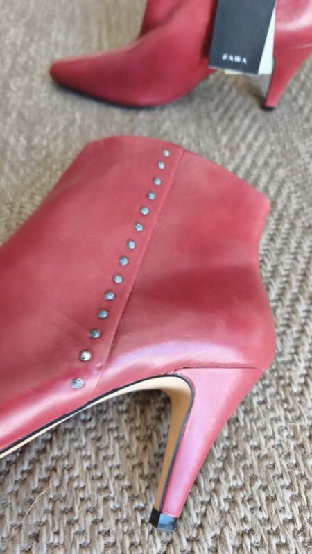 Bottines Zara en cuir rouge à talons – Neuves