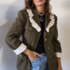 Veste militaire upcyclée à broderie anglaise – Création Rose & Marie