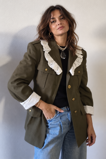 Veste militaire upcyclée à broderie anglaise – Création Rose & Marie
