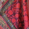 Grand foulard rouge à motifs floraux – 136 cm