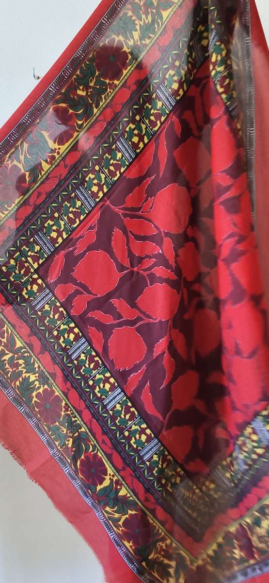 Grand foulard rouge à motifs floraux – 136 cm
