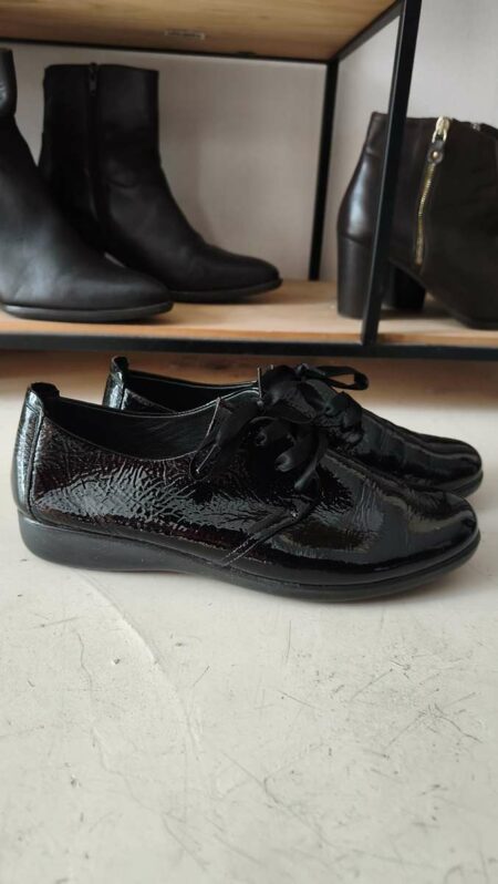 Derbies femme INÉA en cuir verni noir véritable, pointure 39, avec lacets en satin noir.