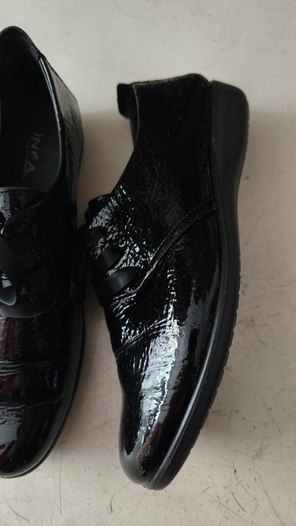 Derbies femme INÉA en cuir verni noir véritable, pointure 39, avec lacets en satin noir.
