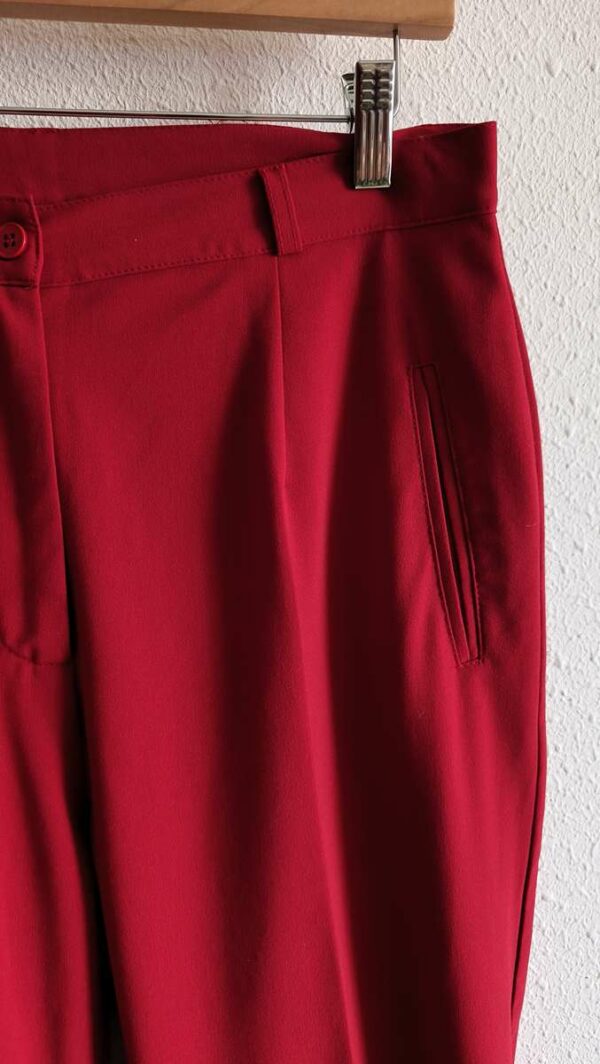 Détail de la taille et de la poche du pantalon vintage rouge Agnès Flo.