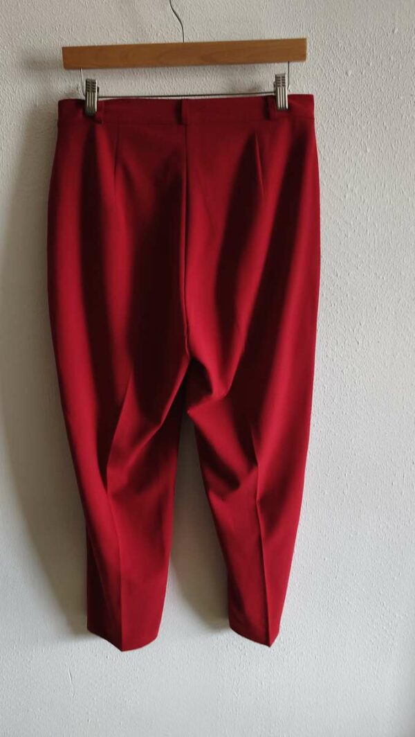 Vue de dos du pantalon vintage rouge Agnès Flo taille 44.