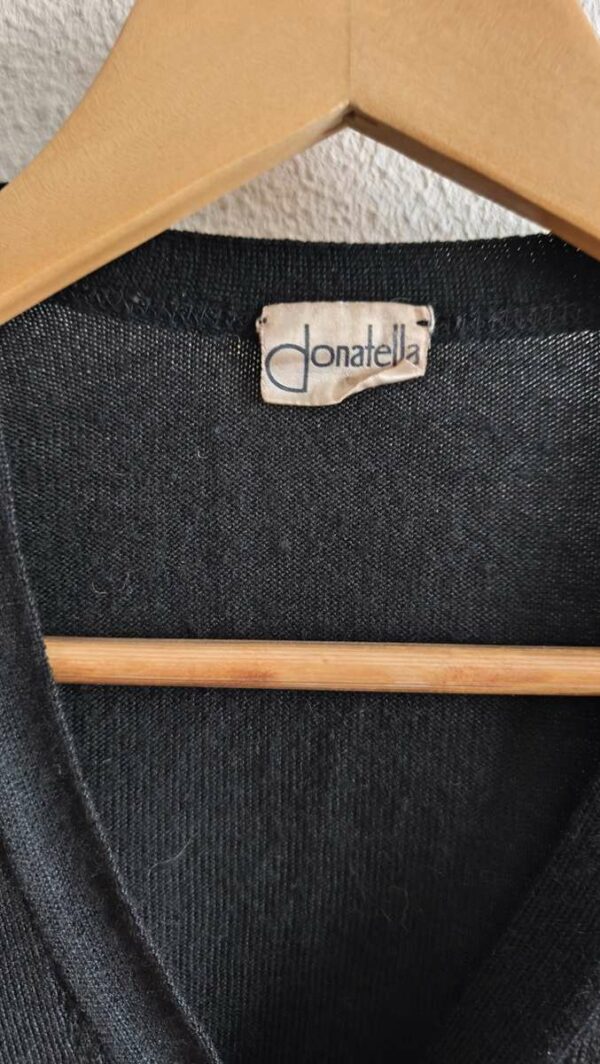 Cardigan vintage noir Donatella femme taille 38, maille fine à motifs losanges ajourés et fermeture boutonnée.