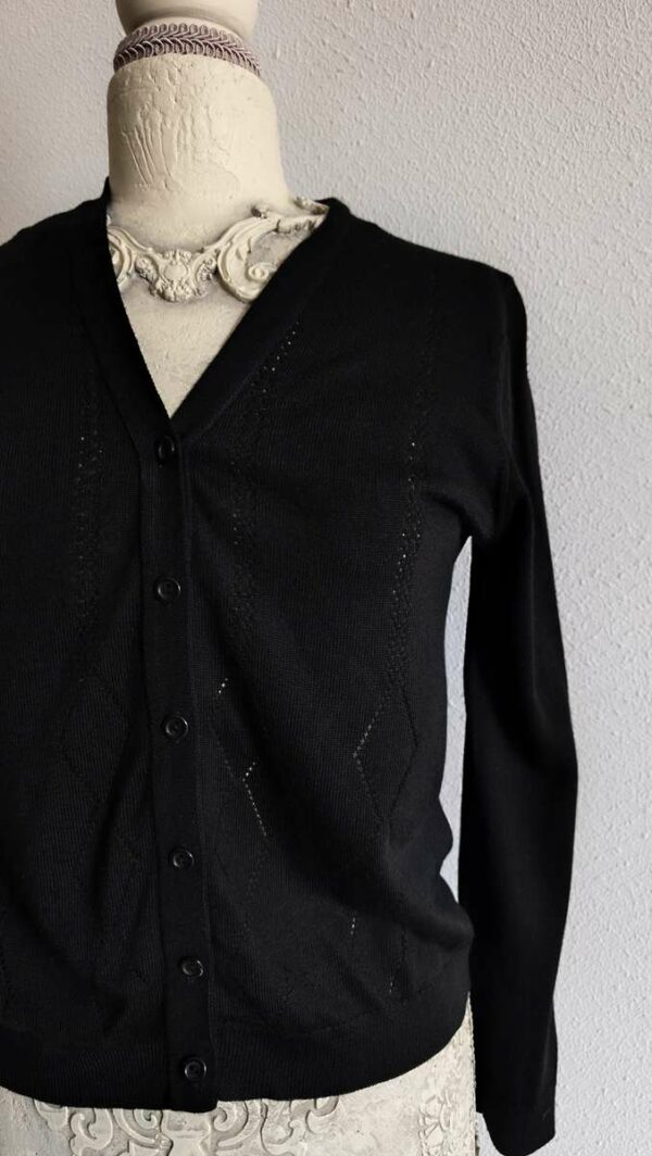 Cardigan vintage noir Donatella femme taille 38, maille fine à motifs losanges ajourés et fermeture boutonnée.