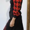 Robe vintage années 2000 noire et rouge portée, manches longues imprimées et jupe asymétrique à volants, taille 42.