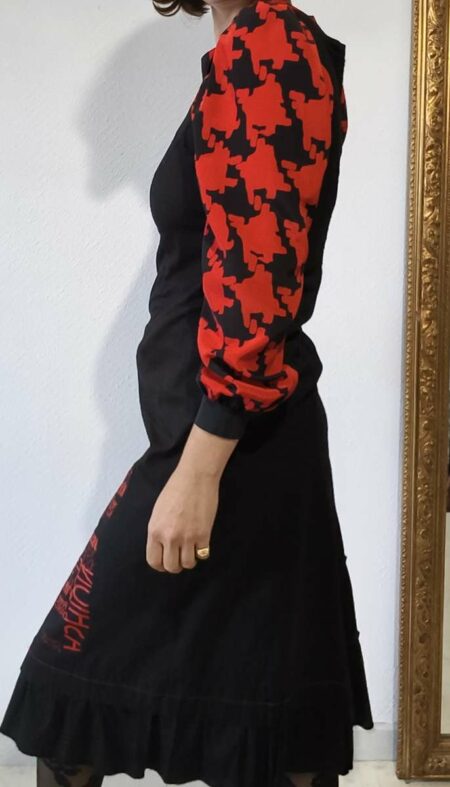 Robe vintage années 2000 noire et rouge portée, manches longues imprimées et jupe asymétrique à volants, taille 42.