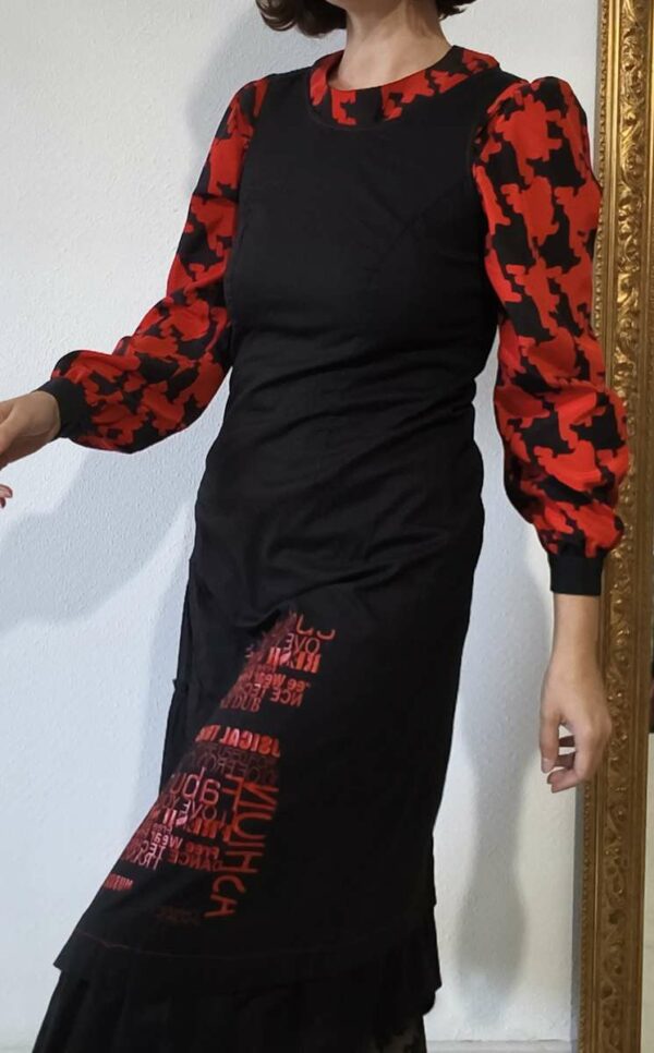 Robe vintage années 2000 noire et rouge portée, manches longues imprimées et jupe asymétrique à volants, taille 42.