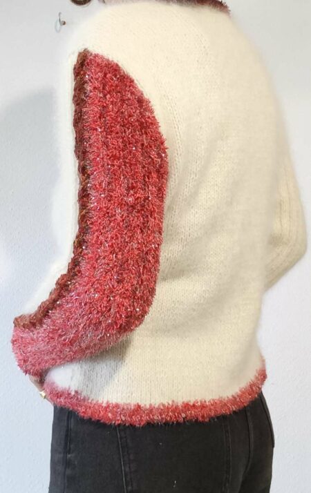 pull-vintage-tricote-main-ecru-rose-femme.jpg ALT photo principale :