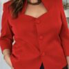 Blouse vintage rouge femme taille 44 portée, col montant original, boutons recouverts et manches trois-quarts.