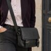 Sac besace en cuir véritable noir – Bandoulière – 31 × 25 cm
