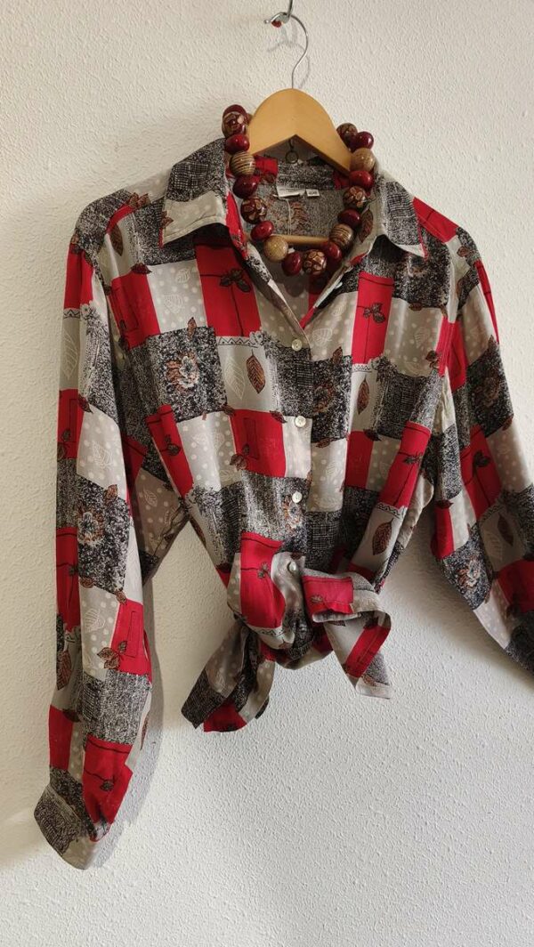 Chemisier vintage années 80 en viscose, imprimé rouge beige et noir, coupe ample, taille 44 à 48.
