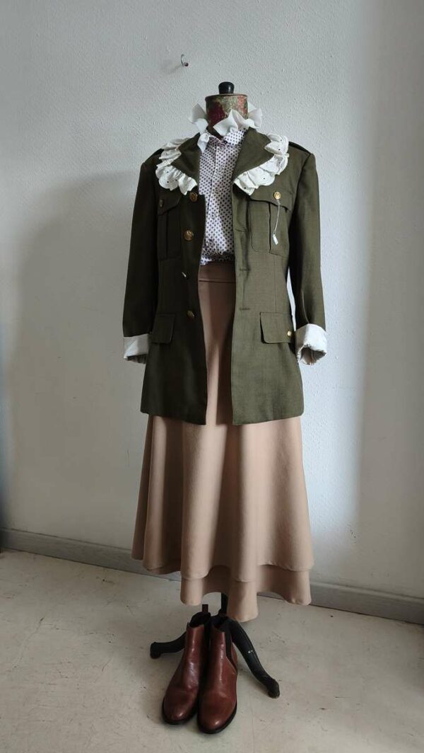 Jupe portefeuille en laine beige portée avec une veste militaire kaki vintage.