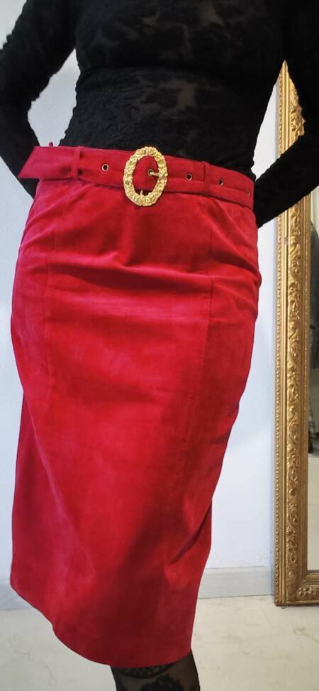 Jupe vintage rouge en cuir véritable femme taille 42, coupe droite et ceinture assortie à boucle dorée.