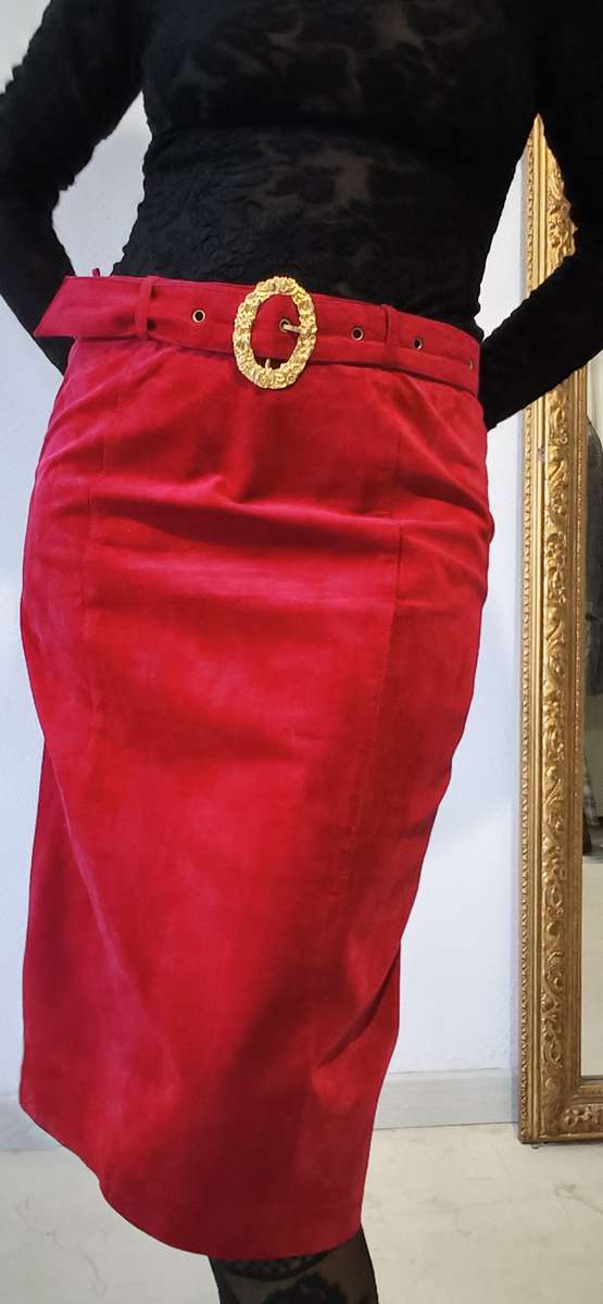 Jupe vintage rouge en cuir véritable femme taille 42, coupe droite et ceinture assortie à boucle dorée.