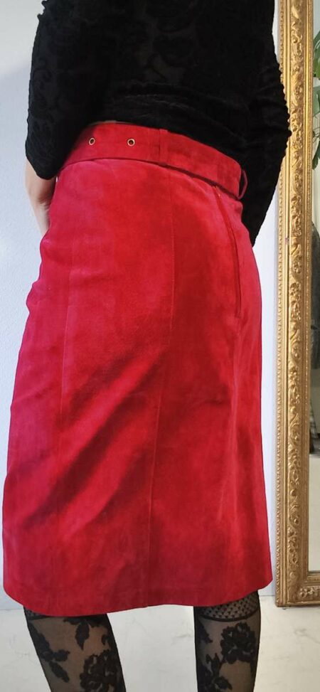 Jupe vintage rouge en cuir véritable femme taille 42, coupe droite et ceinture assortie à boucle dorée.