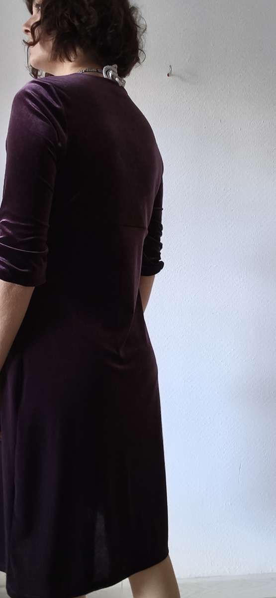 Robe en velours bordeaux Marks & Spencer – Décolleté drapé
