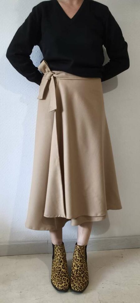 Jupe portefeuille beige en laine peignée vintage Rose & Marie présentée avec une blouse à motifs.
