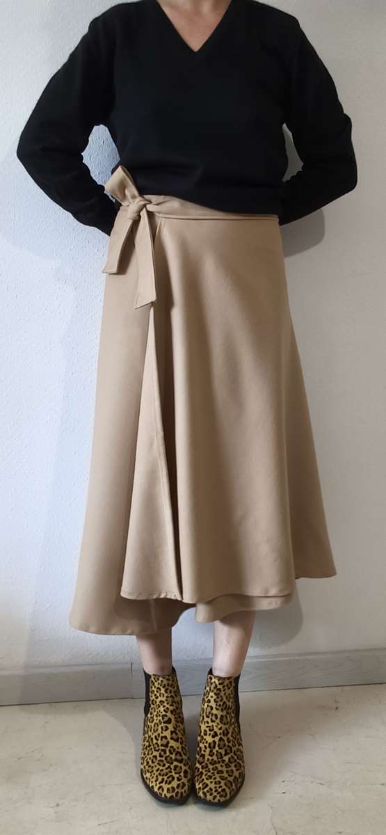 Jupe portefeuille beige en laine peignée vintage Rose & Marie présentée avec une blouse à motifs.