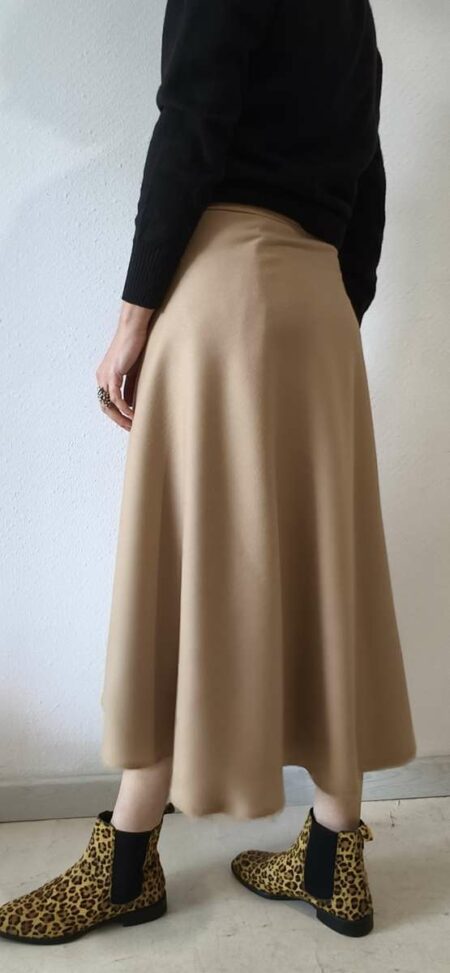 Jupe portefeuille beige en laine peignée vintage Rose & Marie présentée avec une blouse à motifs.