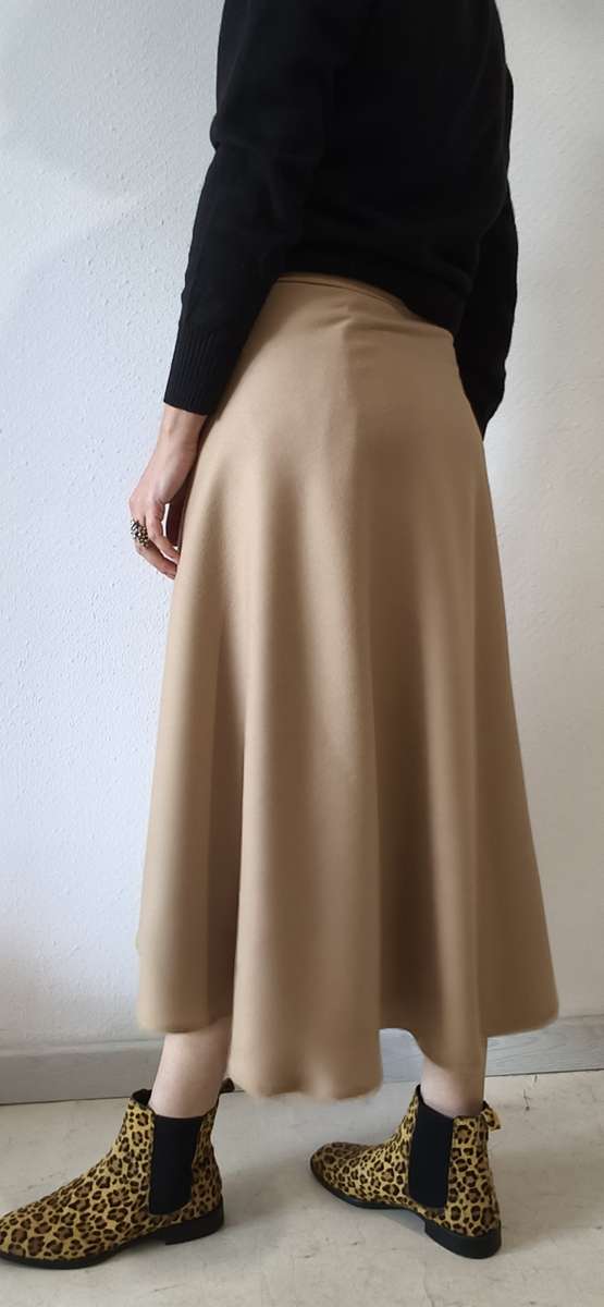 Jupe portefeuille beige en laine peignée vintage Rose & Marie présentée avec une blouse à motifs.